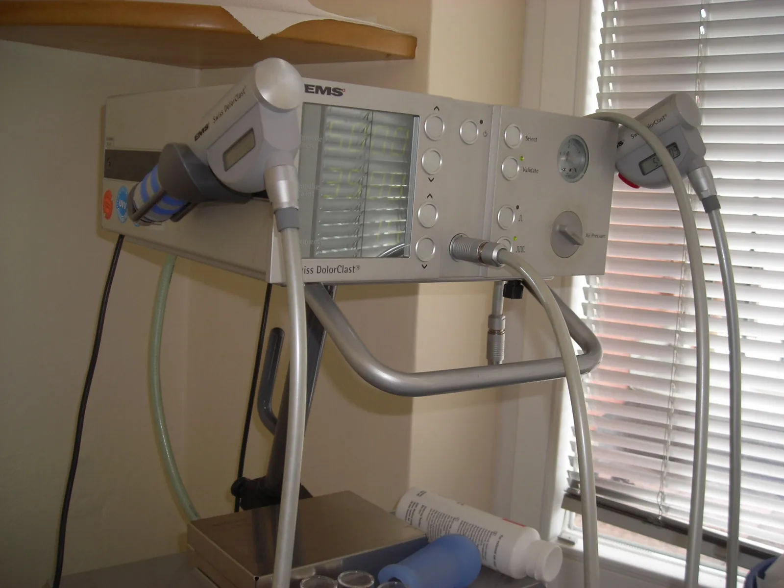 An extracorporeal shockwave therapy device
